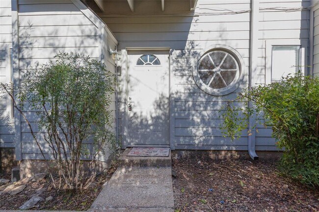 Building Photo - 706 W Lynn St