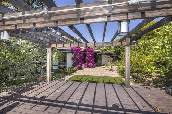 Building Photo - Charming Eichler in Super Desirable Community Center!