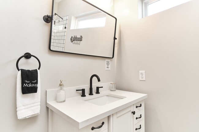 Building Photo - Fully Furnished 2BD Duplex in the Heart of downtown Indy!