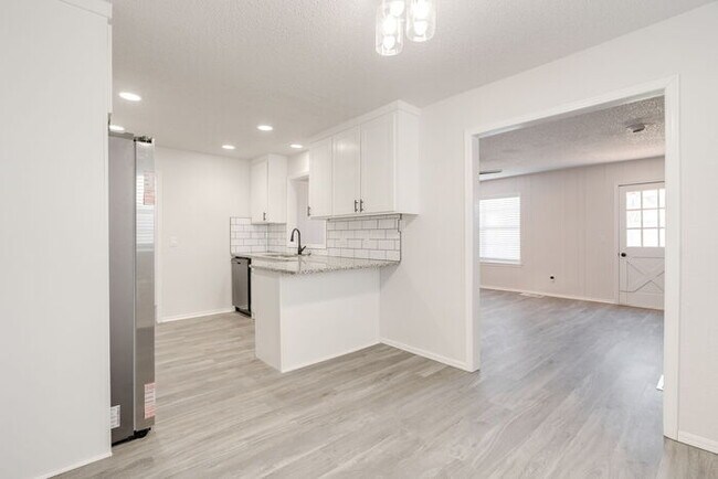 Building Photo - 11715 N Francis Ave