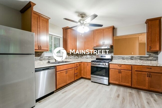Building Photo - 4 Bedroom Pet-Friendly Home in FLORISSANT,...