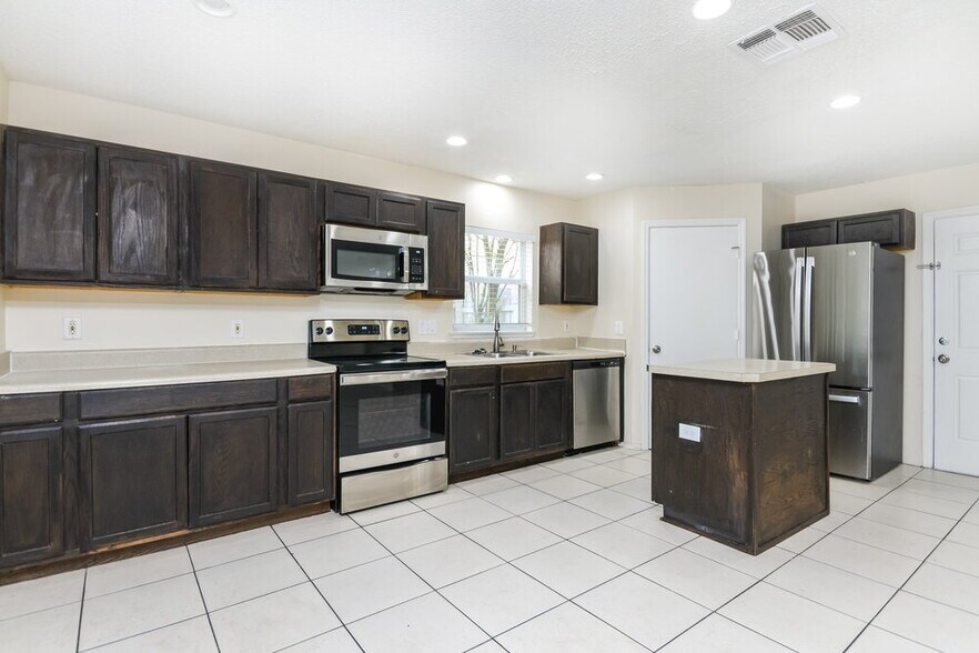 Building Photo - 1231 Heather Lake Dr