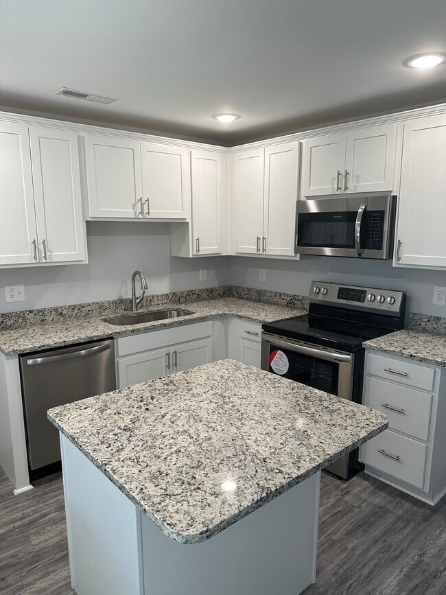 Building Photo - 2600 Mercer Dr