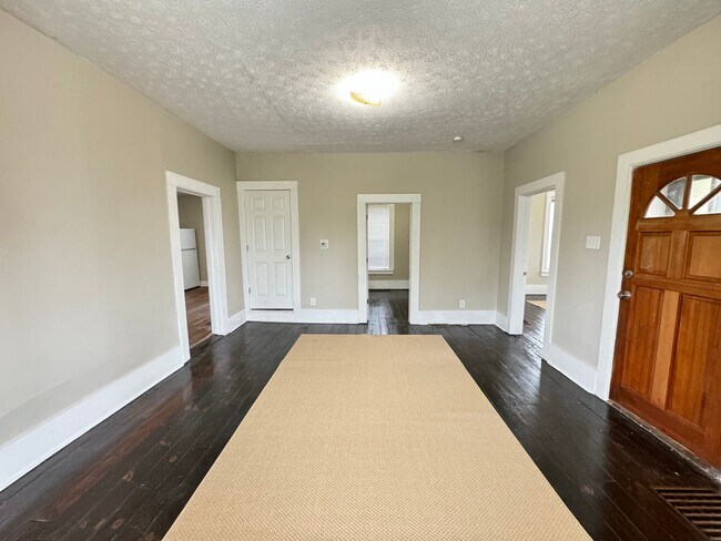 Building Photo - ** Move IN Special ** 2 bedroom 1 bath hom...