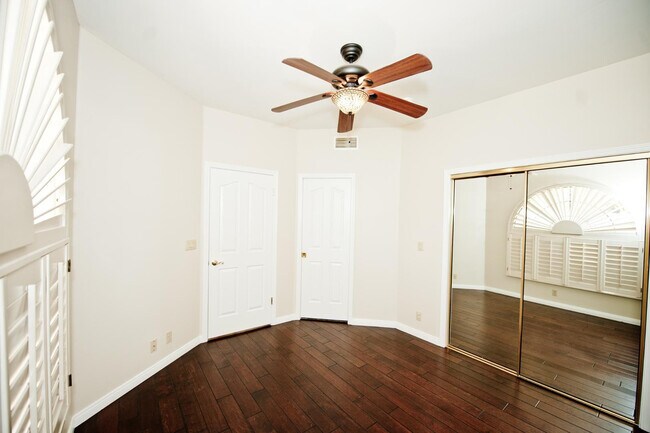 Building Photo - 2322 S Rogers Cir