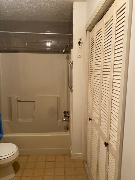 Building Photo - 303 1/2 Clarksburg St
