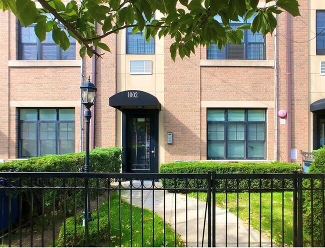 Building Photo - 1002 E 35th St