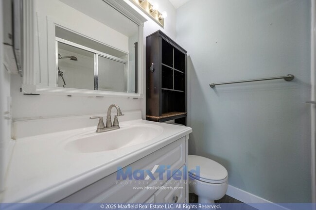 Building Photo - TOP LEVEL CONDO - 2BD 2 BA - NEW PAINT!