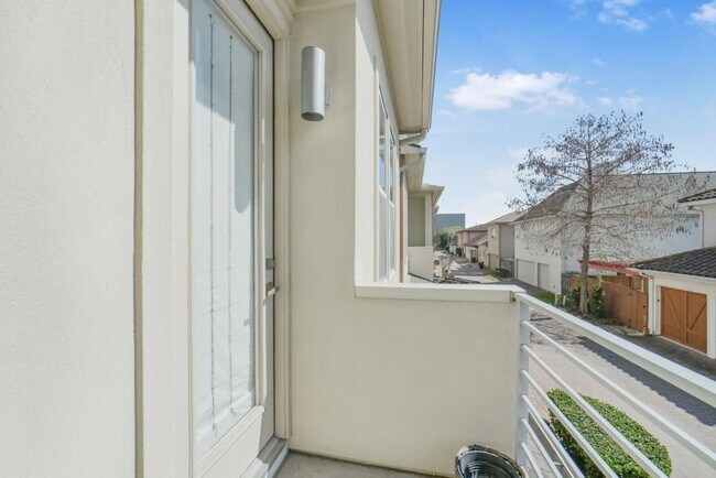 Building Photo - 5425A Hidalgo St
