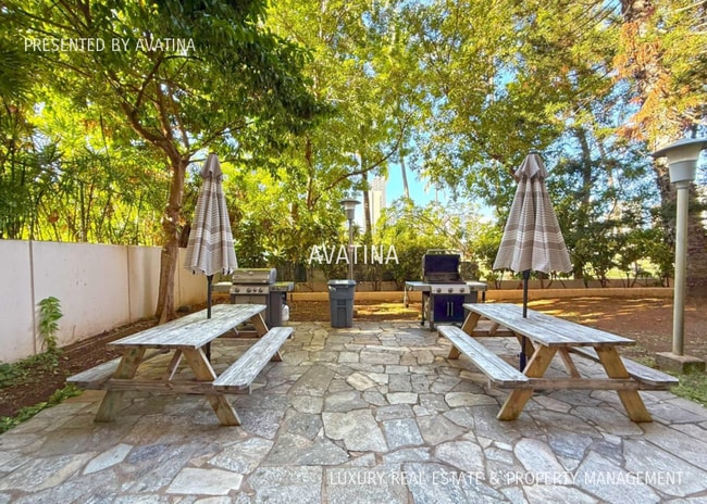 Building Photo - 500 University Ave