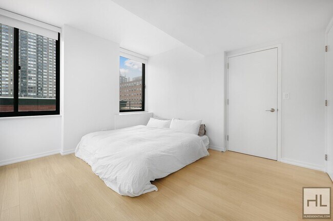 Building Photo - W 60th St