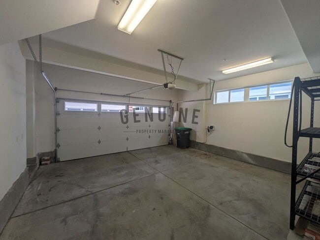Building Photo - 3Bd 2.5Ba Townhouse w/Rooftop Deck