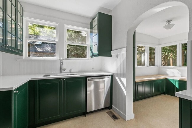 Building Photo - 3 Bedroom Craftsman style home in prime As...