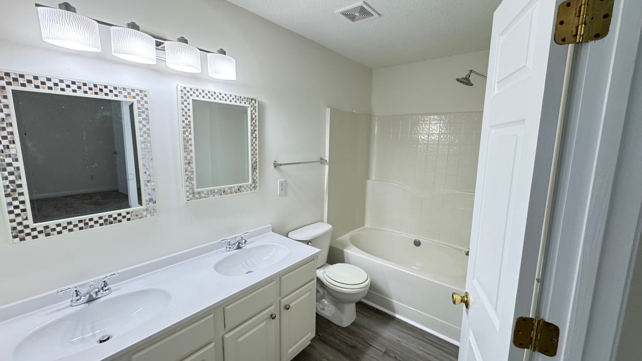 Master Bath - 213 Canyon Lake Cir