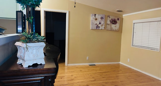 Building Photo - 715 Center St E