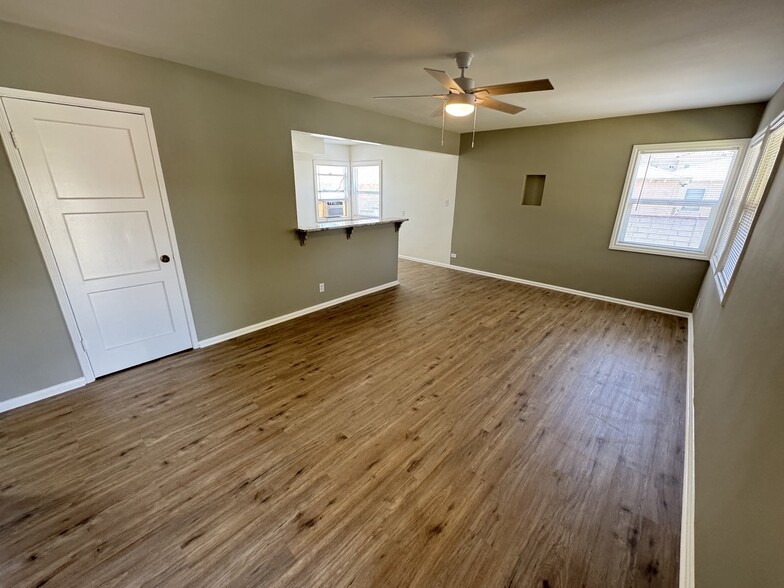Building Photo - 2014 N Parish Pl