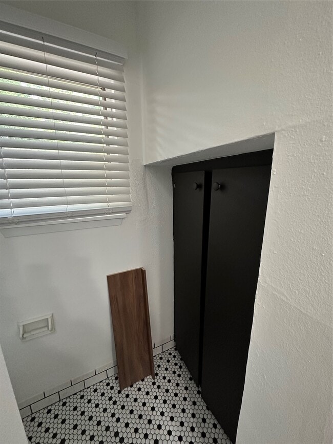 Building Photo - 1906 Binz St