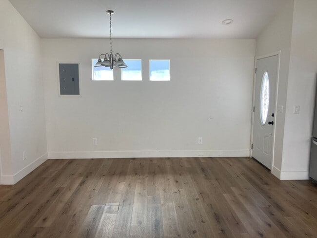 Building Photo - Updated Home in Heart of LA!