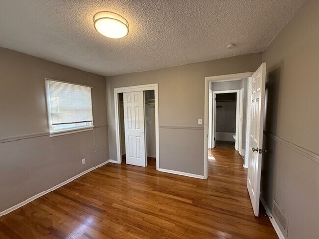 Building Photo - 3 Bedroom Hardwood Floor House