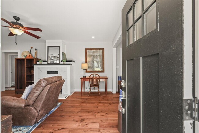 Building Photo - Short Term Only