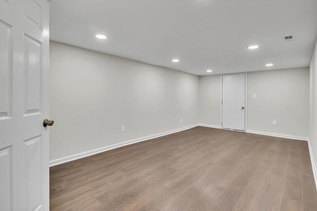 Building Photo - 4029 W Cold Spring Ln
