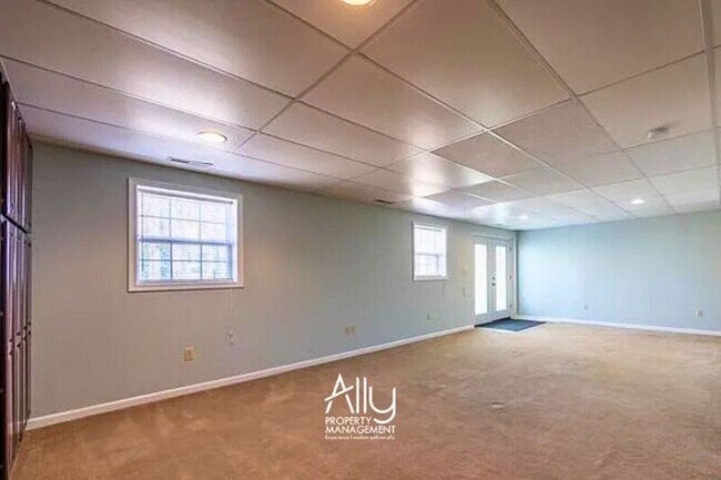 Building Photo - 170 W Rosewood Dr