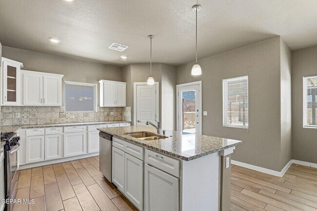 Building Photo - 14724 Tierra Fortaleza Ave