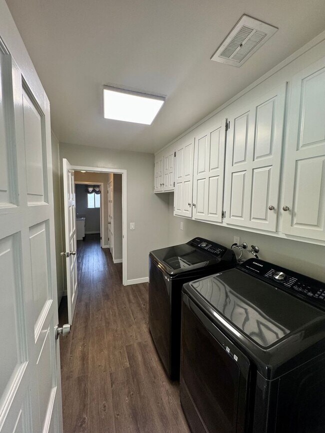 Building Photo - Spacious Single Level Home with Swimming Pool in Alamo Available Now!