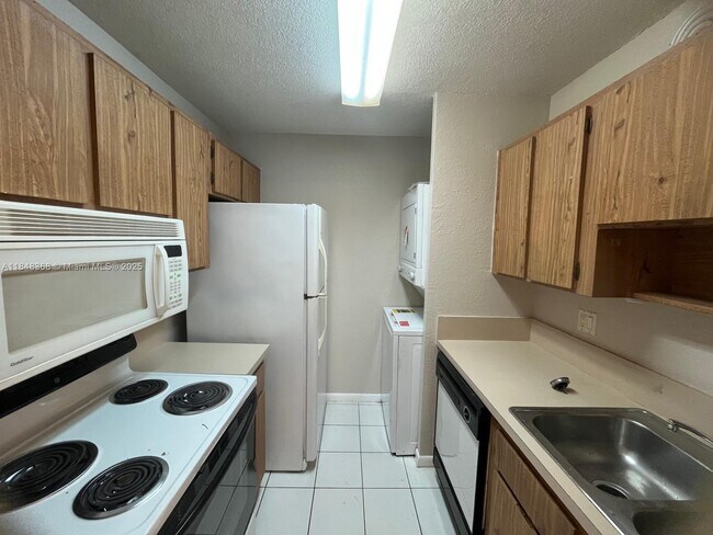 Building Photo - 10172 Twin Lakes Dr