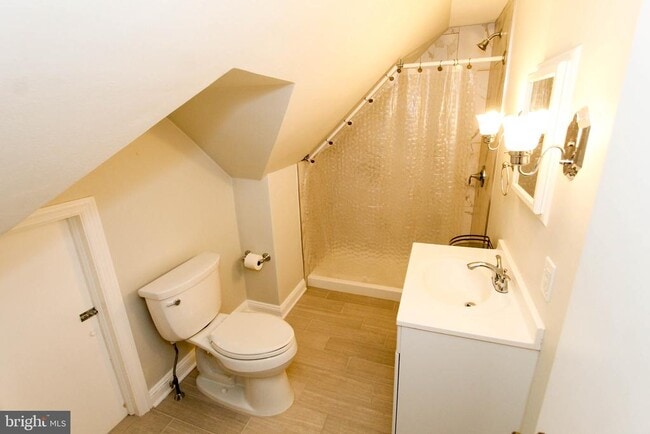 Building Photo - 319 W Cir