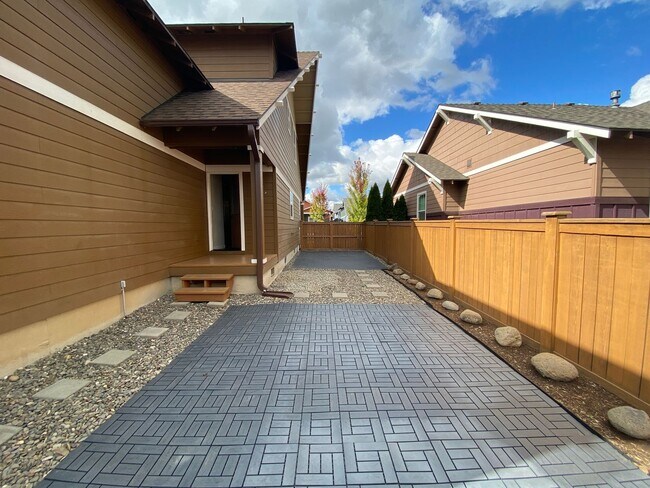 Building Photo - Spacious 3-Bedroom Home with Bonus Room in...