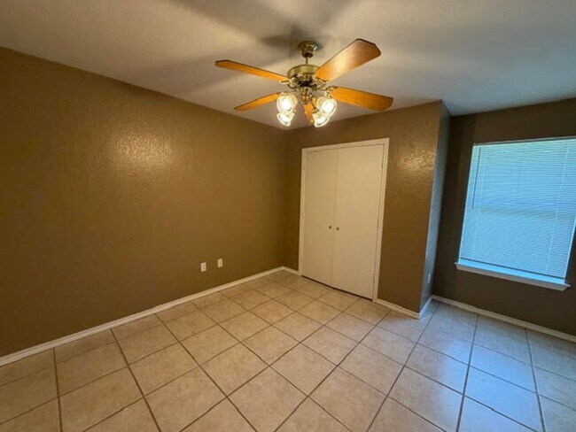 Building Photo - 10209 Lilac Ln