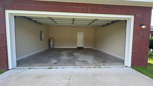 Building Photo - Beautiful home in a very quiet neighborhood!