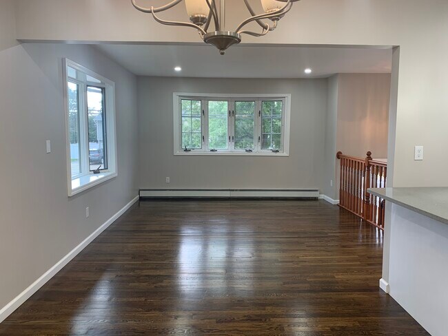 Building Photo - 573 Spur Dr N