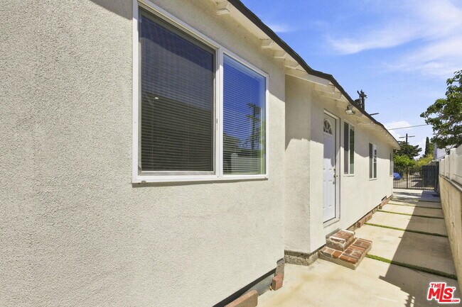 Building Photo - 2910 S Budlong Ave