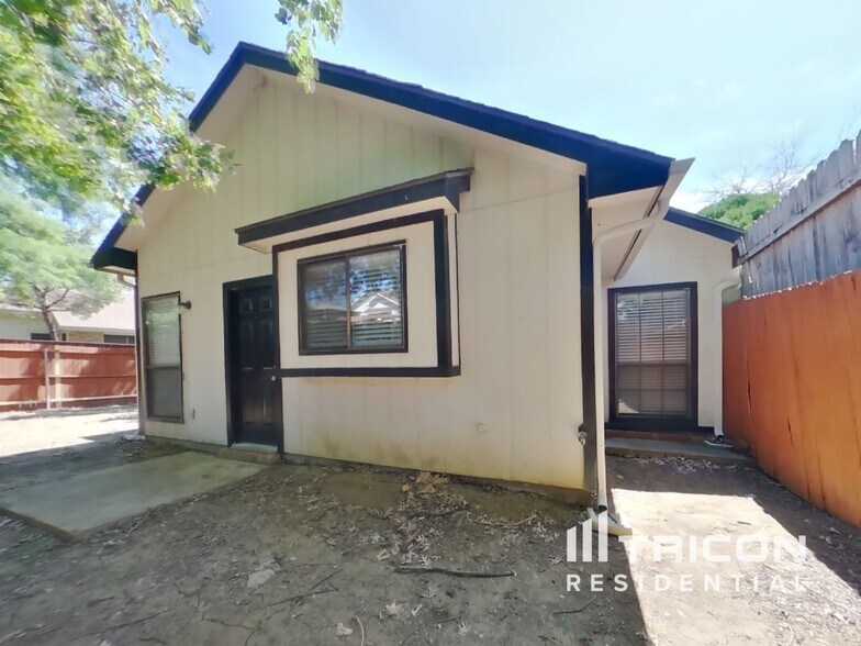 Building Photo - 906 Sylvan Creek Dr