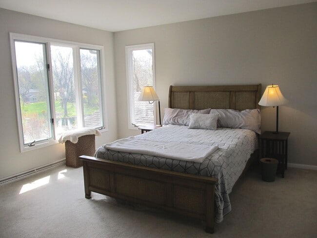 Building Photo - Five Bedroom Home on Portage Creek