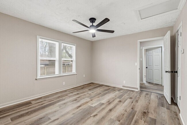 Building Photo - Move-In Ready 3 Bed with Modern Updates & Detached Garage