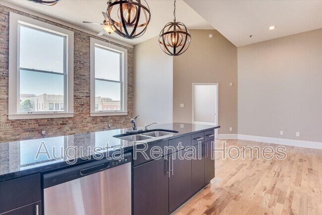 Building Photo - 936 Broad St