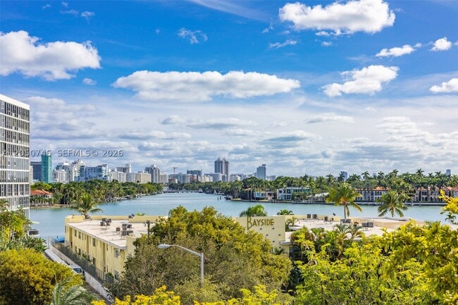 Building Photo - 6900 Bay Dr E