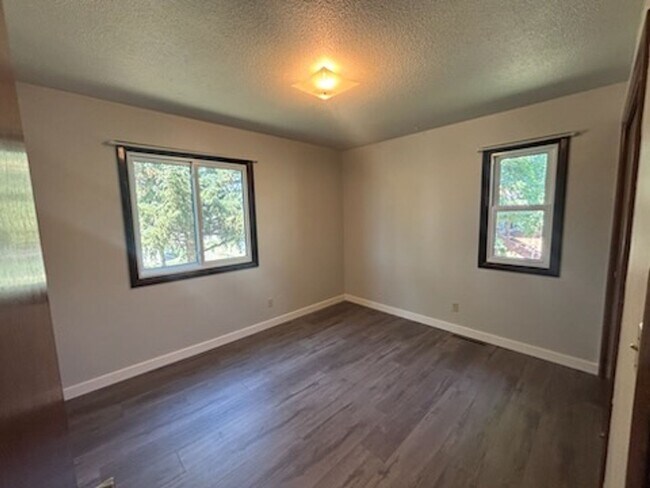 Building Photo - 3 BEDROOM | 2 BATH | SPACIOUS RAPID VALLEY...