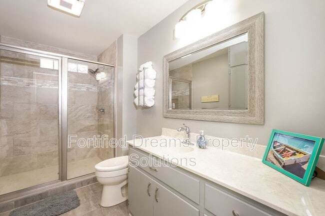 Building Photo - 395 Lake Dr