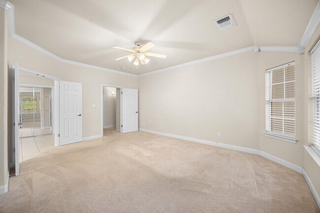 Building Photo - 7 Bed Home for August!