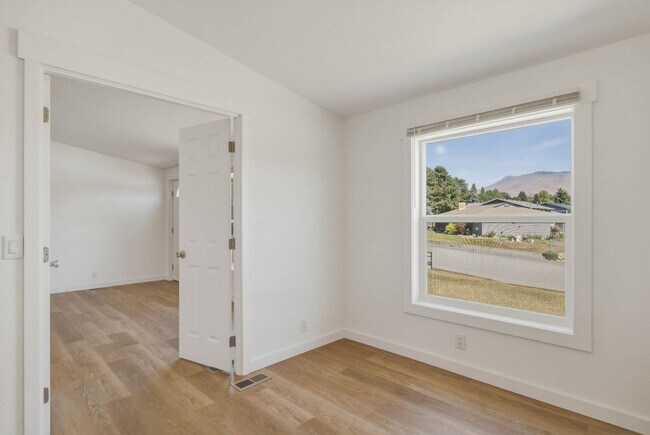 Building Photo - 3 Bedroom, 2 Bathroom Home