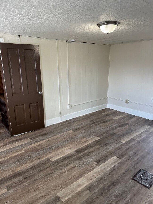 Building Photo - 3 bedroom, 1 bath, 2 story single family house