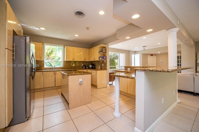 Building Photo - 9520 E Broadview Dr