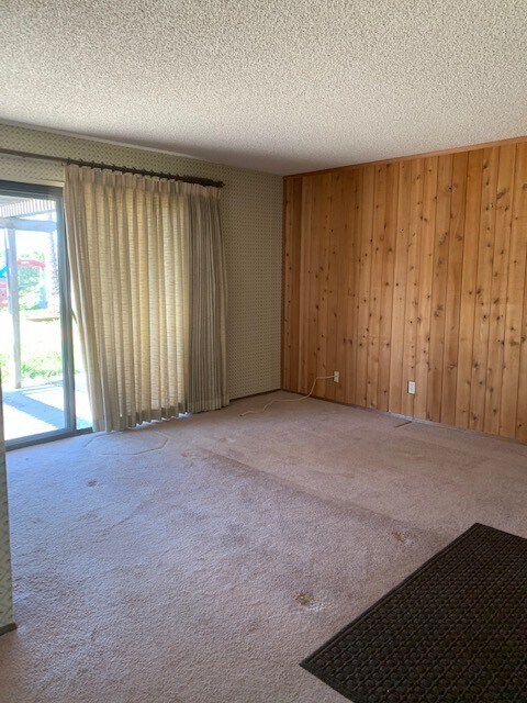 Building Photo - Charming 3 bedroom/2.5 bath Home - Call to schedule an appointment/Repairs in progress - Availabl...