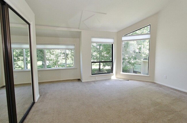 Building Photo - Premier End-Unit Condo in River Run