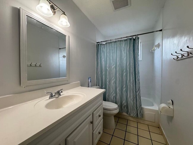 Building Photo - 3/2 in Townhomes West