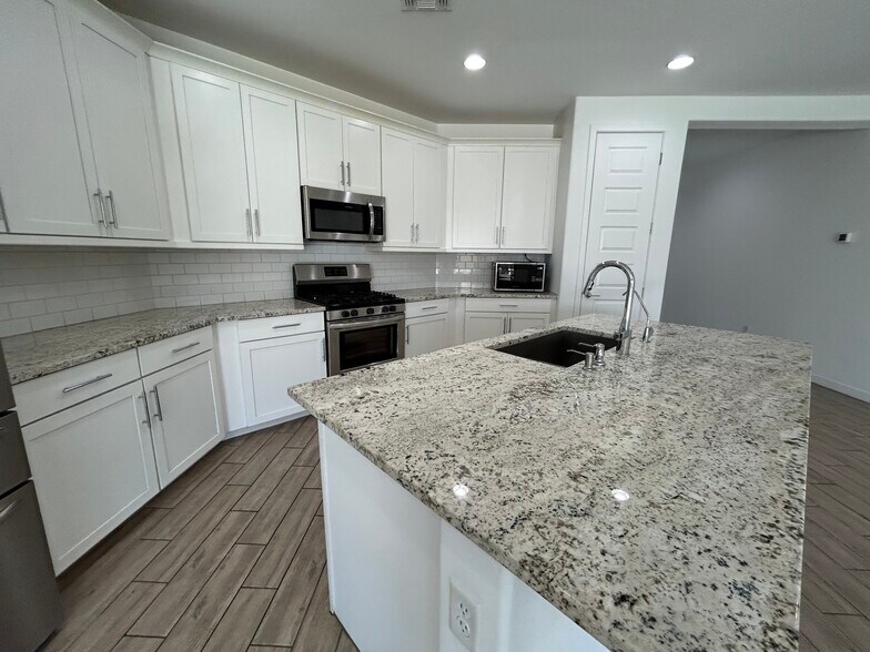 Building Photo - 2241 E Meadowview Ct